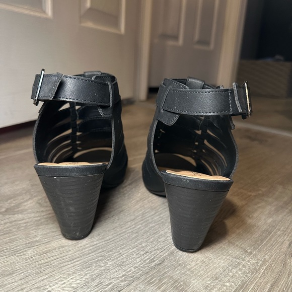 Black Peep Toe Heels Size 8 - by Classified. Lineup - Picture 3 of 3